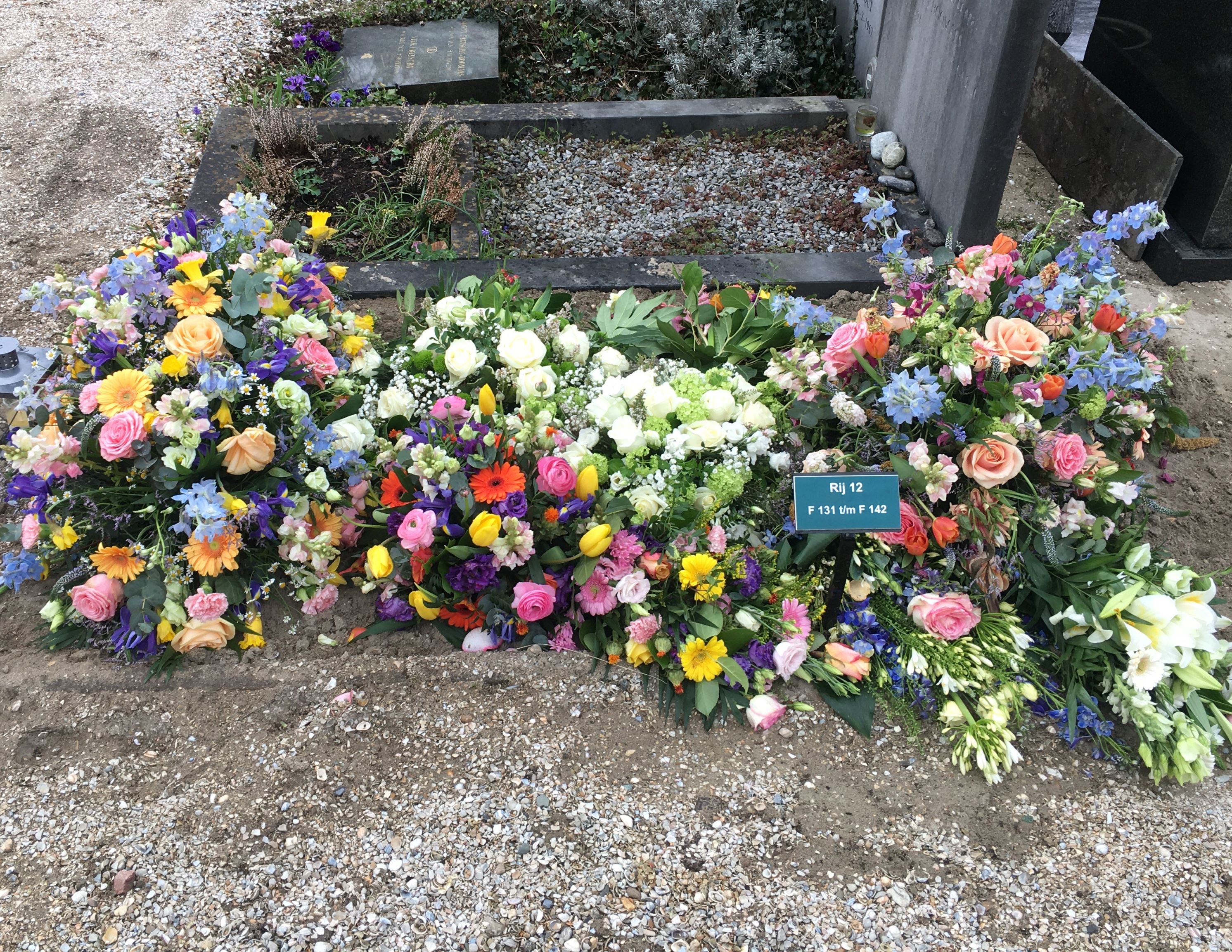 Bloemen op graf